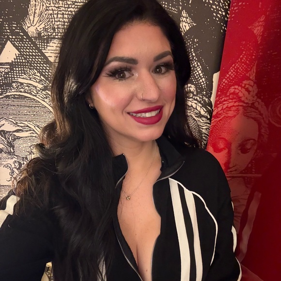 Meet your Posher, Jenn - Picture 3 of 4